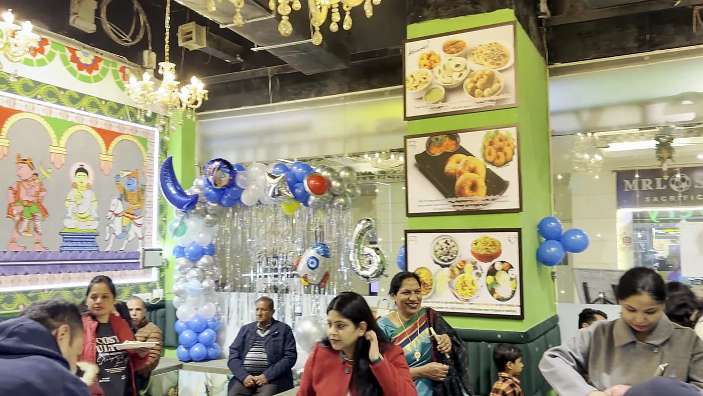 Balloon decoration and families seated in the dining room